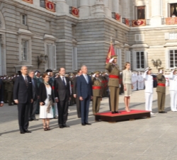 Sus Majestades los Reyes durante la interpretación del Himno Nacional